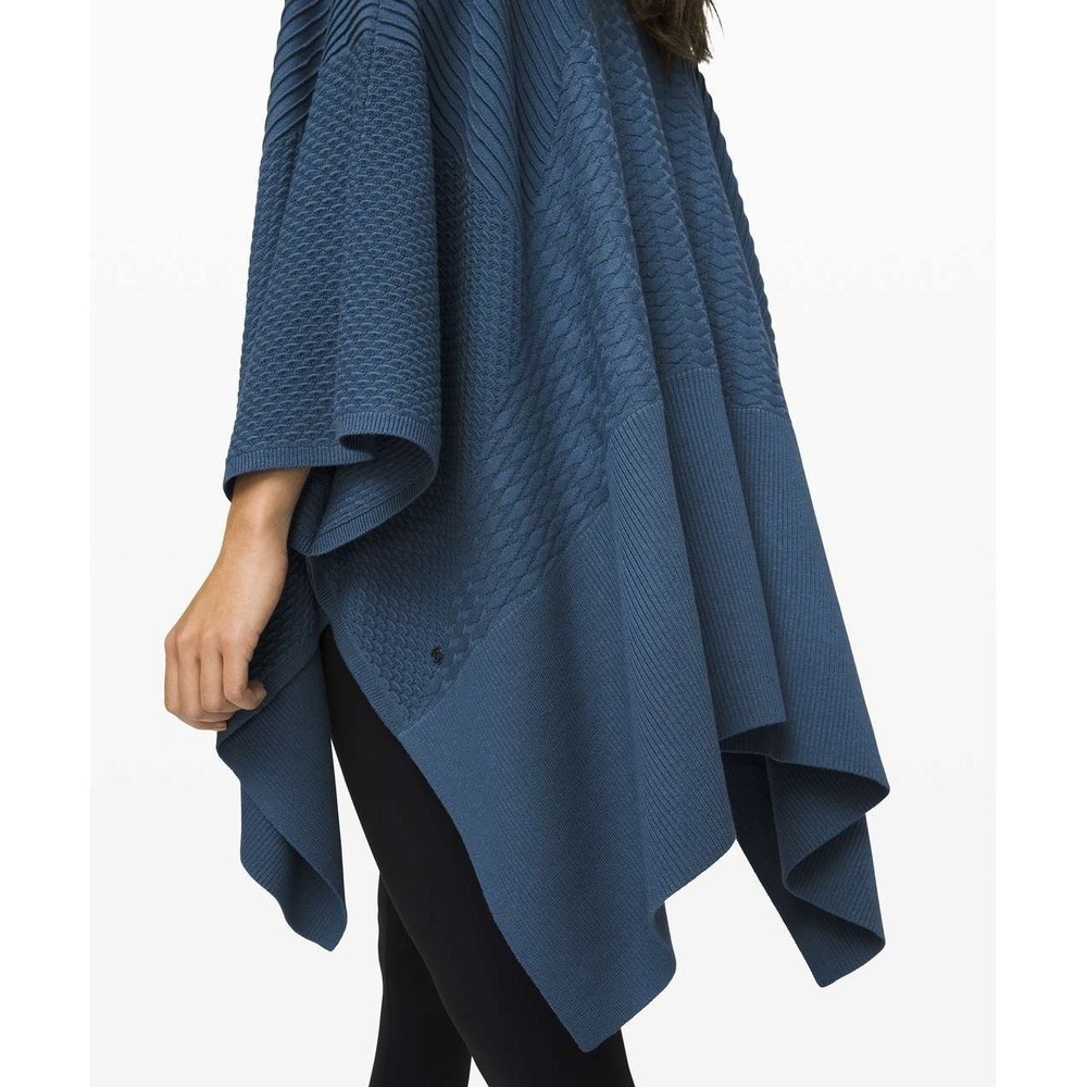 Lululemon Dream Weaver Wrap in Code Blue - Picture 2 of 6